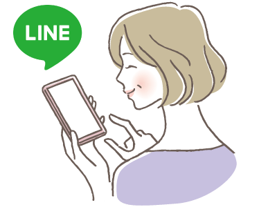 LINEを操作する女性